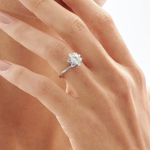 1 Carat Center Diamond 18k Engagement Ring Vintage Hearts and Flower - Picture 3 of 12